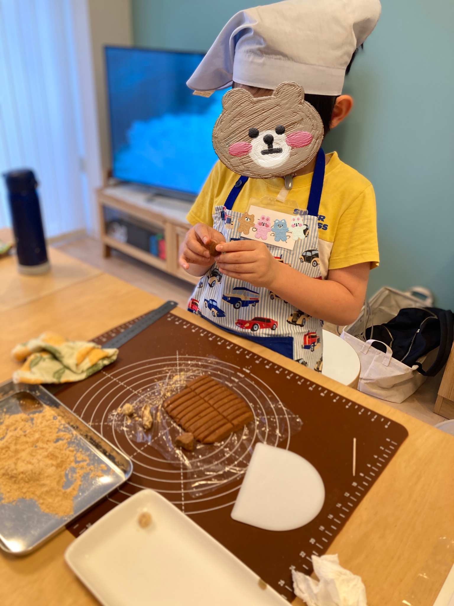 作業に夢中な子供