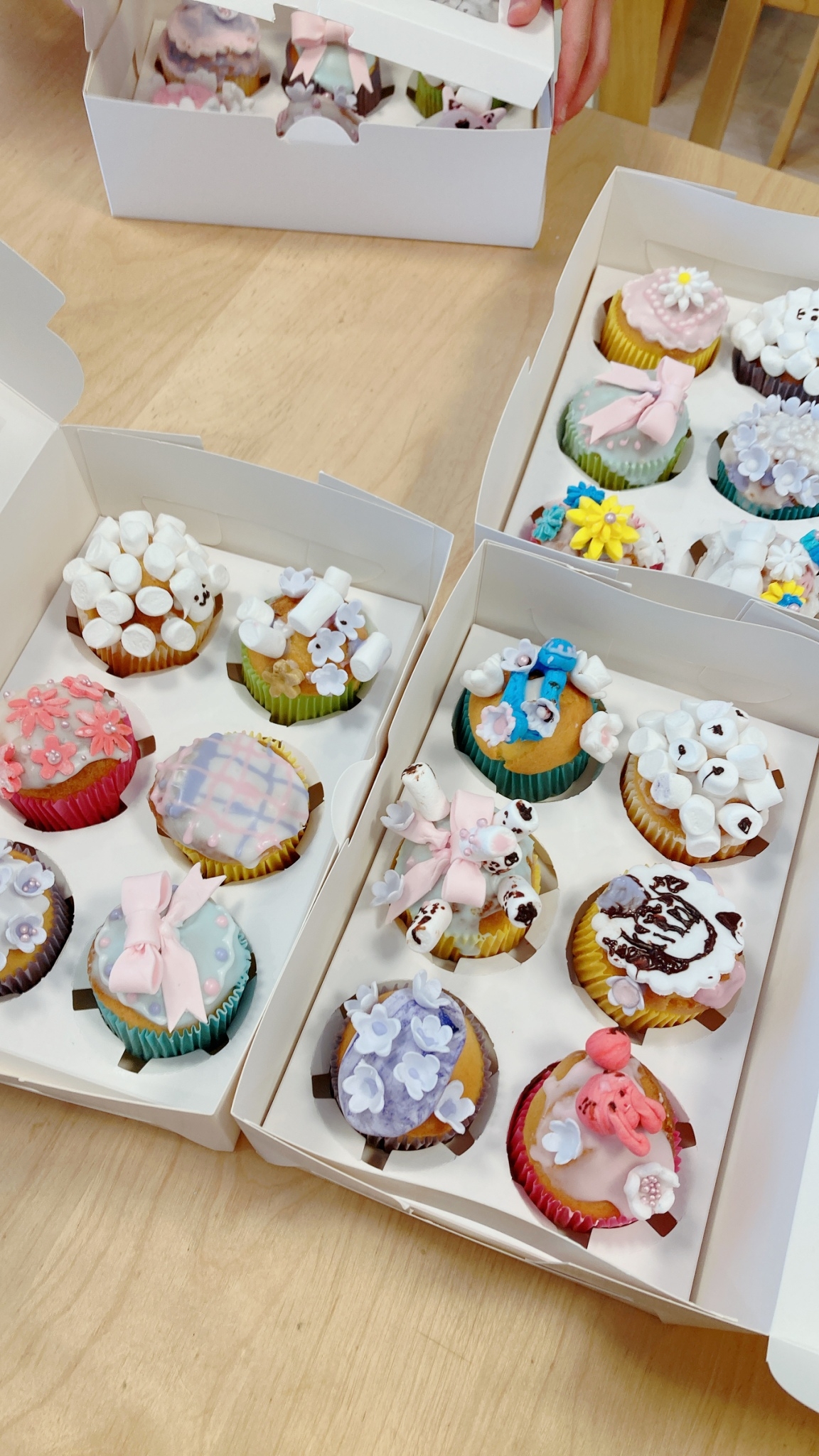 キッチンで見学する生徒